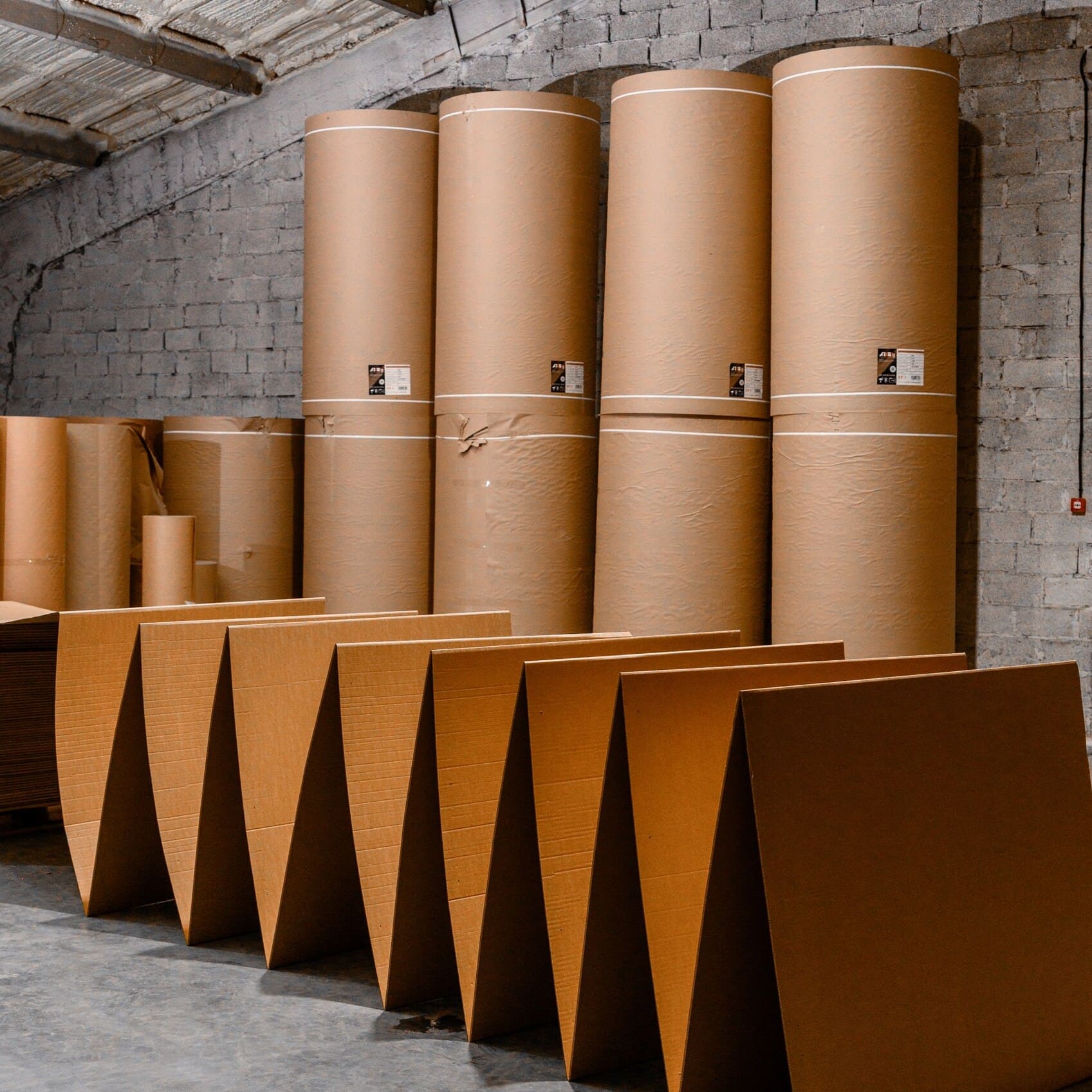 Готовый картон на палетах в цеху производства картонной упаковки